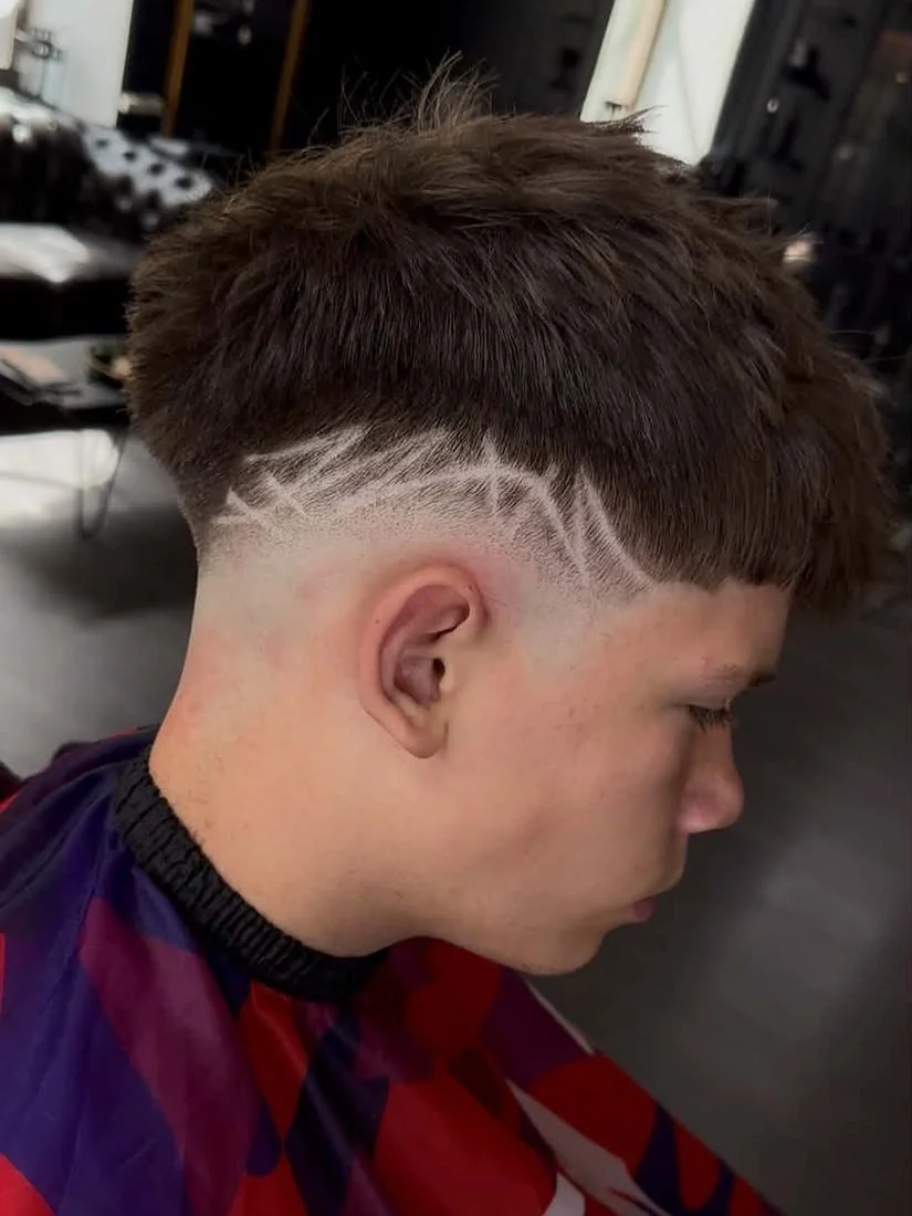 Fade z wygolonym geometrycznym wzorem po boku głowy